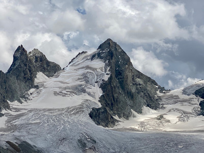 L'Evêque. L'arête SW est visible à droite, la descente à gauche - la glace est proche dans la raide pente du haut. L'Evêque. L'arête SW est visible à droite, la descente à gauche - la glace est proche dans la raide pente du haut.