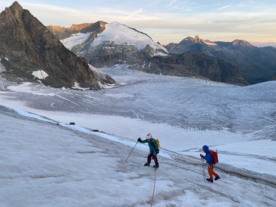 Montée en zigzags vers la selle 3395m, plus facile que prévu. Montée en zigzags vers la selle 3395m, plus facile que prévu.