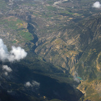 Vue aérienne des gorges du Guil, de la Maison du Roy à Guillestre