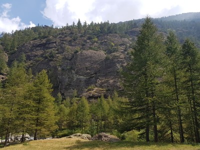 La falaise vue depuis la cascade de Pis
