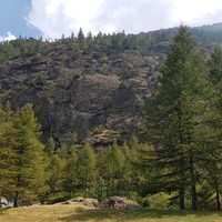 La falaise vue depuis la cascade de Pis
