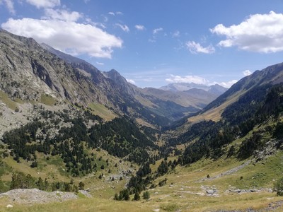 Le massif de l'Aneto au fond de la vallée d'Estos Le massif de l'Aneto au fond de la vallée d'Estos