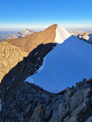 Vue sur l'arête NE (descente) du Piz Argient Vue sur l'arête NE (descente) du Piz Argient