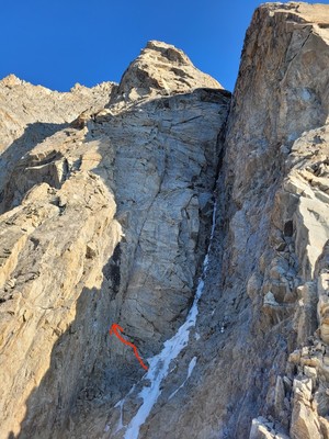 Dièdre, pas très marqué dans la photo, donnant accès au pilier en bon rocher issu de la 3ème tour. Dièdre, pas très marqué dans la photo, donnant accès au pilier en bon rocher issu de la 3ème tour.