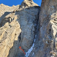 Dièdre, pas très marqué dans la photo, donnant accès au pilier en bon rocher issu de la 3ème tour.