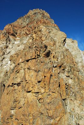 Il reste du chemin après la Tour Saint Robert (cordées dans le haut de l'arête E du Viso) Il reste du chemin après la Tour Saint Robert (cordées dans le haut de l'arête E du Viso)
