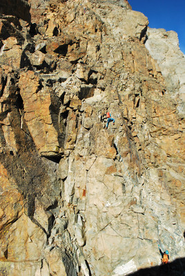 Roberto à l'assaut du ressaut qui domine la brèche après la Tour Saint Robert (arête E du Viso) Roberto à l'assaut du ressaut qui domine la brèche après la Tour Saint Robert (arête E du Viso)