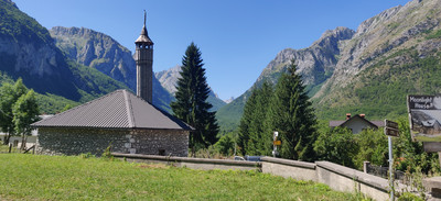 une mosquée du village, et la vallée de la Ropoja une mosquée du village, et la vallée de la Ropoja