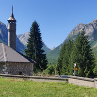une mosquée du village, et la vallée de la Ropoja