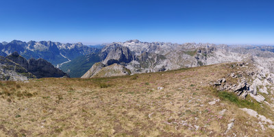 panorama du sommet vers Valbonë, le Maja e Jezercës au dessus des névés