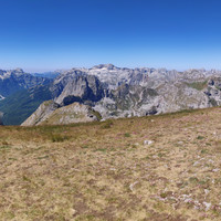 panorama du sommet vers Valbonë, le Maja e Jezercës au dessus des névés