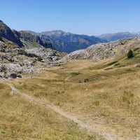 du Qafa Borit, la doline, tout droit vers Vusanje et à gauche vers le Prosllopit