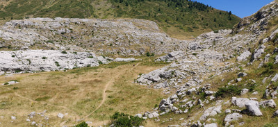 la doline côté monténégrin, à droite le Borit la doline côté monténégrin, à droite le Borit