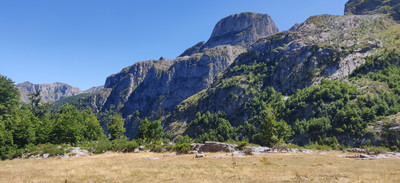 belle clairière et hameau (cpg possible) à mi descente du Borit vers Çerem belle clairière et hameau (cpg possible) à mi descente du Borit vers Çerem