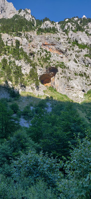 belles grottes ds la vallée en dessous de Çerem belles grottes ds la vallée en dessous de Çerem