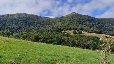 A gauche la barre  rocheuse du Puy Violent et le Puy Violent 
