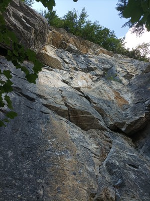 Jardin du trad (6a dans la fissure au centre ) Jardin du trad (6a dans la fissure au centre )