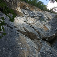 Jardin du trad (6a dans la fissure au centre )