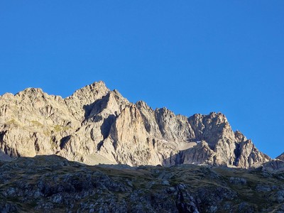 L'envers du Vacvivier : l'antécime à droite, le pic central à gauche, les 2 pointes au centre L'envers du Vacvivier : l'antécime à droite, le pic central à gauche, les 2 pointes au centre