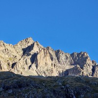 L'envers du Vacvivier : l'antécime à droite, le pic central à gauche, les 2 pointes au centre 