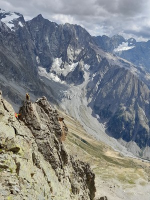 L12, descente de la 2eme tour. Le pic des Aupillous au fond L12, descente de la 2eme tour. Le pic des Aupillous au fond