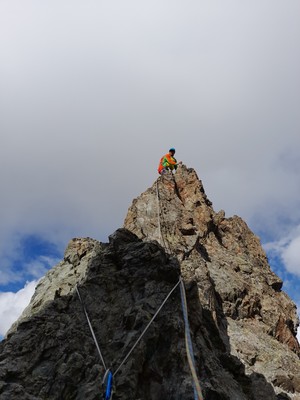 Sur l'arête faîtière vers le pic Central : une des nombreuses désescalades... Sur l'arête faîtière vers le pic Central : une des nombreuses désescalades...