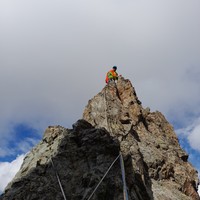 Sur l'arête faîtière vers le pic Central : une des nombreuses désescalades...