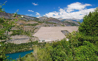 Barrage de Serre-Ponçon, au fond l'Aiguille de Chabrière Barrage de Serre-Ponçon, au fond l'Aiguille de Chabrière