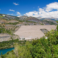 Barrage de Serre-Ponçon, au fond l'Aiguille de Chabrière