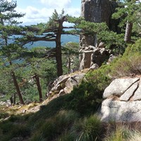 (vue depuis le pied de la voie)Le monolithe que l'on croise juste après avoir bifurquer à droite sur le sentier balisé vert