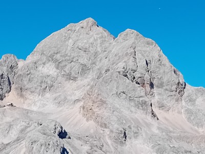 Dom Planika levo in vršna zgradba Triglava