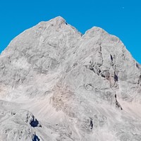 Dom Planika levo in vršna zgradba Triglava