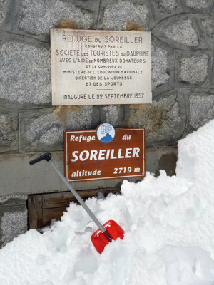 Refuge du Soreiller : entrée enneigée