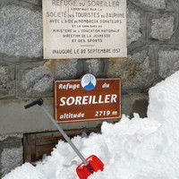 Refuge du Soreiller : entrée enneigée