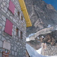 Refuge du Soreiller au pied de la Dibona.