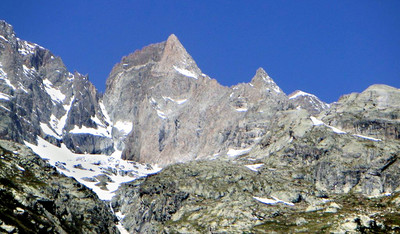 Le Pic Gény et sa fameuse arête Est Le Pic Gény et sa fameuse arête Est