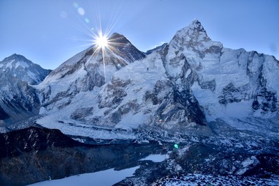 [Concours Photo Sophie 2023] Lever de soleil sur l’Everest 