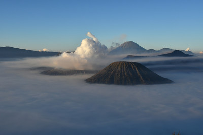 [Concours Photo Sophie 2023] Aube sur le Bromo et le Semeru