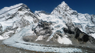 Vue sur la chaine du Sagarmatha et l'EBC depuis le CB avancé du Pumori Vue sur la chaine du Sagarmatha et l'EBC depuis le CB avancé du Pumori