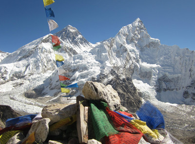 vue sur l'Everest (8850 m au fond à gauche) et le Nuptse (7861 m premier plan à droite) depuis le Kala Patthar