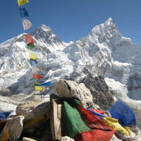vue sur l'Everest (8850 m au fond à gauche) et le Nuptse (7861 m premier plan à droite) depuis le Kala Patthar