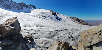 En prenant pied sur le glacier, le spot de bivouac droit devant.