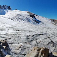 En prenant pied sur le glacier, le spot de bivouac droit devant.