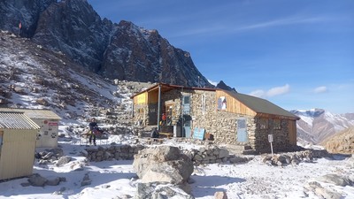 Refuge principal : la cabane Ak-Sai 