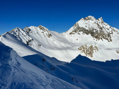 Le collet 3265 au centre vu du col supérieur des Ignes