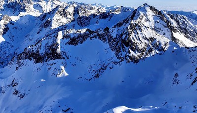 A droite la Cime de la Lause devant le Claus, à gauche son antécime NE devant les Tablasses; du Malinvern A droite la Cime de la Lause devant le Claus, à gauche son antécime NE devant les Tablasses; du Malinvern
