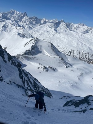 Dans le couloir, juste avant le coude 