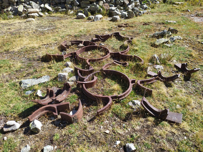 Pièces d'un bocard sous le refuge de l'Alpe de Villar d'Arène Pièces d'un bocard sous le refuge de l'Alpe de Villar d'Arène