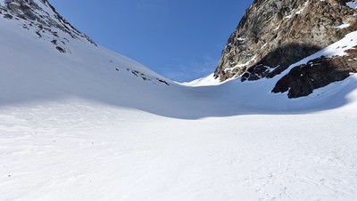 Le col de Planaval bien lisse en hiver. En été c'est un chaos de rochers instables Le col de Planaval bien lisse en hiver. En été c'est un chaos de rochers instables