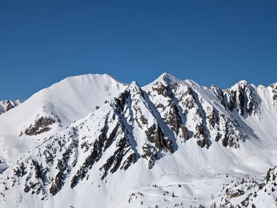 Serrière de Lombarde, devant celle-ci, versants S vus de Mercière